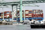 Cảng container hàng hóa tại Los Angeles, Mỹ. THX/TTXVN