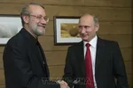 Tổng thống Liên bang Nga Vladimir Putin (phải) và ông Ali Larijani, cố vấn cấp cao của Lãnh tụ Tối cao Iran, tại cuộc gặp ở Moskva. Ảnh: IRNA/TTXVN