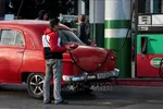Người dân đổ xăng cho xe ô tô tại trạm xăng ở La Habana, Cuba, ngày 31-1-2024. Ảnh minh họa: TTXVN
