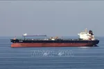 Tàu chở dầu di chuyển qua eo biển Hormuz. Ảnh: TTXVN