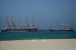 Tàu chở dầu ngoài khơi cảng nước sâu Sharjah, Các tiểu vương quốc Arab thống nhất, dọc theo eo biển Hormuz, ngày 23-3. Ảnh: inquirer.net/TTXVN