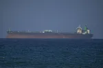 Một con tàu di chuyển qua eo biển Hormuz. Ảnh: AA/TTXVN
