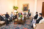 Ngoại trưởng Iran Abbas Araghchi (giữa) nói chuyện với Ngoại trưởng Pakistan Ishaq Dar (thứ 3 từ phải) và Thống soái Syed Asim Munir (thứ 3 từ trái) tại căn cứ không quân Nur Khan ở Rawalpindi, gần Islamabad. Ảnh: Bộ Ngoại giao Pakistan