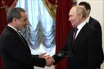 Tổng thống Nga Vladimir Putin và Ngoại trưởng Iran Abbas Araghchi tại cuộc gặp ở St. Petersburg, Nga, ngày 27/4/2026. Ảnh: AA/TTXVN
