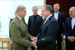 Ngoại trưởng Iran Seyed Abbas Araghchi (phải, phía trước) trong cuộc gặp Thủ tướng Pakistan Muhammad Shehbaz Sharif tại Islamabad, ngày 25-4. Ảnh: THX/TTXVN
