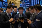 Cổ phiếu công nghệ vẫn nóng, Nasdaq, S&P 500 chạm kỷ lục