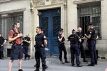 (Ảnh tư liệu) Cảnh sát đứng gác ở khu vực công cộng tại thành phố Paris. 