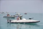 Tàu của Lực lượng Vệ binh Cách mạng Hồi giáo Iran (IRGC) tại lễ kỷ niệm Ngày Vịnh Persia quốc gia ở Vịnh Persia, gần Bushehr. Ảnh: THX/TTXVN)