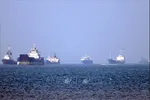 Tàu thuyền ở eo biển Hormuz, gần thành phố cảng Bandar Abbas, Iran. Ảnh: The Guardian/TTXVN