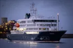 Tàu du lịch MV Hondius cập cảng Granadilla ở Tenerife thuộc quần đảo Canary, Tây Ban Nha ngày 10-5. Ảnh: AA/TTXVN