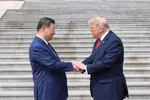 Chủ tịch Trung Quốc Tập Cận Bình chào đón Tổng thống Mỹ Donald Trump tại Bắc Kinh ngày 14-5. Ảnh: THX/TTXVN