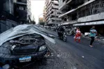 Ô tô bị phá hủy sau cuộc không kích của Israel tại Beirut, Liban. Ảnh: THX/TTXVN
