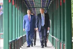 Chủ tịch Trung Quốc Tập Cận Bình và Tổng thống Mỹ Donald Trump tới thăm Trung Nam Hải, trong khuôn viên Hoàng Thành Bắc Kinh, ngày 15-5. Ảnh: THX/TTXVN