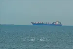 Tàu thương mại neo ngoài khơi Các tiểu vương quốc Arab thống nhất (UAE) trên eo biển Hormuz, ngày 2/3/2026. Ảnh: Anadolu Agency/TTXVN