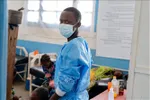 Nhân viên y tế điều trị cho bệnh nhân mắc Ebola tại bệnh viện ở Rwampara, Congo ngày 16-5. Ảnh: THX/TTXVN.