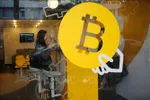 Biểu tượng đồng Bitcoin tại một quầy giao dịch ở Tel Aviv, Israel. Ảnh minh họa: THX/TTXVN