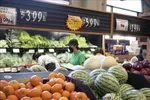 Người tiêu dùng mua sắm tại siêu thị ở Millbrae, bang California, Mỹ. Ảnh: THX/TTXVN