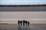 Người di cư vượt sông Rio Bravo từ Ciudad Juarez, Mexico để vào Mỹ. Ảnh: THX/TTXVN