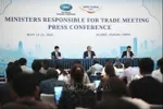 Phát biểu tại họp báo sau hội nghị, Bộ trưởng Thương mại Trung Quốc Vương Văn Đào (giữa) cho biết các bên đã trao đổi thẳng thắn, sâu rộng và mang tính xây dựng xoay quanh chủ đề “Xây dựng cộng đồng châu Á - Thái Bình Dương, thúc đẩy thịnh vượng chung”. Ảnh: Kyodo/TTXVN