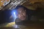 Các thành viên đội cứu hộ gặp rất nhiều khó khăn khi tìm cách tiếp cận khu vực dân làng mắc kẹt. Ảnh: SCMP