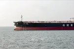 Tàu chở dầu thô cập cảng ở Mundra, Ấn Độ sau khi băng qua eo biển Hormuz, ngày 18-3. Ảnh: ANI/TTXVN