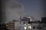 Khói bốc lên sau cuộc không kích của lực lượng Mỹ - Israel xuống thủ đô Tehran, Iran ngày 1/3/2026. Ảnh: THX/TTXVN.