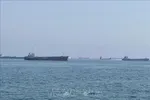 Tàu thương mại chờ đi qua eo biển Hormuz, gần thị trấn Khasab, miền Bắc Oman. Ảnh: THX/TTXVN