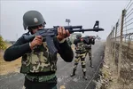 Lực lượng an ninh Ấn Độ tuần tra dọc đường Ranh giới Kiểm soát (LoC) phân chia khu vực Kashmir giữa Ấn Độ và Pakistan. Ảnh: ANI/TTXVN