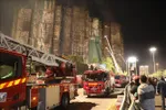 Hiện trường vụ cháy khu chung cư Wang Fuk Court, quận Tai Po, Hong Kong (Trung Quốc) hồi tháng 11/2025. Ảnh: Yonhap/TTXVN