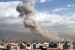 Khói bốc lên sau vụ không kích của lực lượng Mỹ-Israel nhằm vào thủ đô Tehran, Iran ngày 28-2. Ảnh: ANI/TTXVN