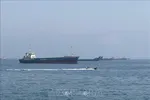 Tàu thương mại chờ đi qua eo biển Hormuz. Ảnh: THX/TTXVN phát