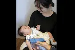 Ứng dụng Babylingual có thể 'phiên dịch' tiếng trẻ khóc giúp cha mẹ biết được lý do con khóc. Ảnh: Kyodo News