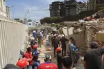 Các lực lượng cứu hộ Venezuela tìm kiếm những người mất tích và mắc kẹt dưới đống đổ nát. Ảnh: TTXVN
