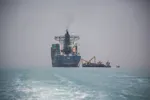 Một tàu container bị mắc cạn được giải cứu khi đang trong hành trình di chuyển qua eo biển Hormuz, ngày 18-6. Ảnh: Anadolu Agency/TTXVN