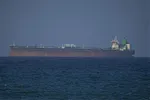 Con tàu di chuyển qua eo biển Hormuz. Ảnh: AA/TTXVN