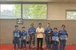 Chủ tịch CLB Thăng Long Thủy Tiên (thứ ba từ phải sang) cùng cha của mình (thứ ba từ trái qua) và đại diện TTVH Việt Nam tại Pháp, trao thưởng cho học viên có thành tích cao của CLB. Ảnh: TTXVN