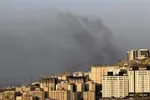 Khói bốc lên từ địa điểm ở Tehran, Iran sau các cuộc không kích ngày 5-4. Ảnh tư liệu: Kyodo/TTXVN