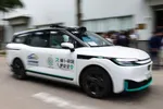 Một chiếc xe tự lái đang di chuyển tại Công viên Baidu Apollo ở Bắc Kinh năm 2026. Ảnh: VCG