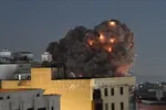 Khói bốc lên sau vụ tấn công tại Tehran, Iran. Ảnh: THX/TTXVN