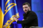 Tổng thống Ukraine Volodymyr Zelensky phát biểu trong cuộc họp báo tại Kiev. Ảnh: Kyodo/TTXVN