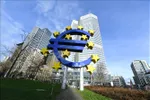 Biểu tượng đồng euro tại Frankfurt, Đức. Ảnh: THX/TTXVN