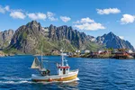 Thuyền đánh cá trên vùng biển ngoài khơi làng Henningsvaer thuộc quần đảo Lofoten, Na Uy. Ảnh minh họa: AI