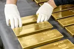 Vàng được trưng bày tại nhà máy Shchyolkovo của Tập đoàn kim loại quý Yuzhuralzoloto, Nga. Ảnh tư liệu: TASS/TTXVN