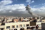 Khói bốc lên sau một vụ không kích tại Tehran, Iran. Ảnh: ANI/TTXVN