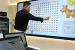 Lớp học trong tương lai của LG Electronics được trang bị bảng trắng kỹ thuật số được kết nối với trợ giảng là robot có gắn AI. Ảnh: Nikkei Asia