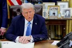 Tổng thống Mỹ Donald Trump ký sắc lệnh tại Nhà Trắng ở Washington ngày 31-1-2025. Ảnh tư liệu: TTXVN