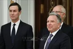 Đặc phái viên Mỹ Steve Witkoff (phải, phía trước) cùng ông Kushner tới Moskva để hội kiến Tổng thống Nga Vladimir Putin về cuộc xung đột ở Ukraine ngày 2-12-2025. Ảnh: Anadolu Agency/TTXVN
