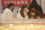 Người dân chọn mua trang sức vàng tại cửa hàng ở Chiết Giang, Trung Quốc. Ảnh: THX/TTXVN