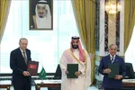 Từ trái sang: Tổng thống Thổ Nhĩ Kỳ Recep Tayyip Erdogan, Thái tử Saudi Arabia Mohammed bin Salman và Thủ tướng Pakistan Shehbaz Sharif tại lễ ký hiệp định phòng thủ tại Mecca ngày 7-8. Ảnh: AA/TTXVN