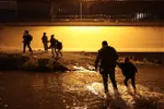 Những người di cư vượt sông Rio Bravo ở biên giới Mỹ - Mexico. Ảnh minh họa: THX/TTXVN